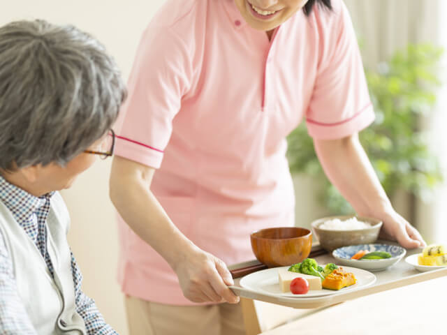 食事を提供する介護士