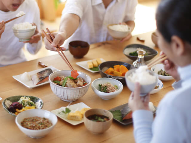 食事をする風景